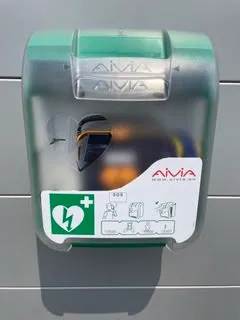 Armoire murale transparente Aivia fermée avec un défibrillateur DAE à l'intérieur